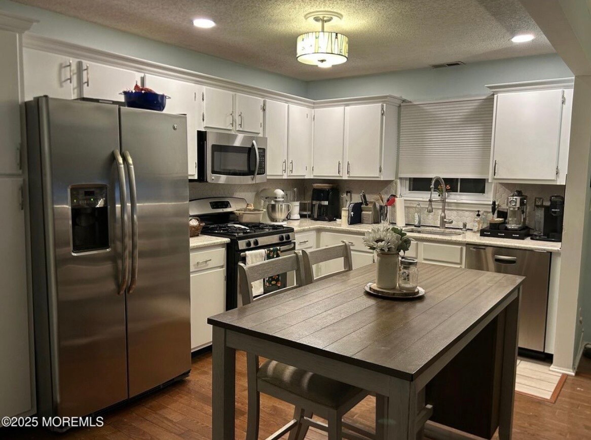 Building Photo - 182 Tulip Ln