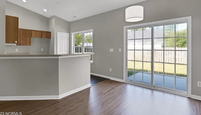 Building Photo - Renovated home for rent with close proximity to transportation, shopping and restaurants.