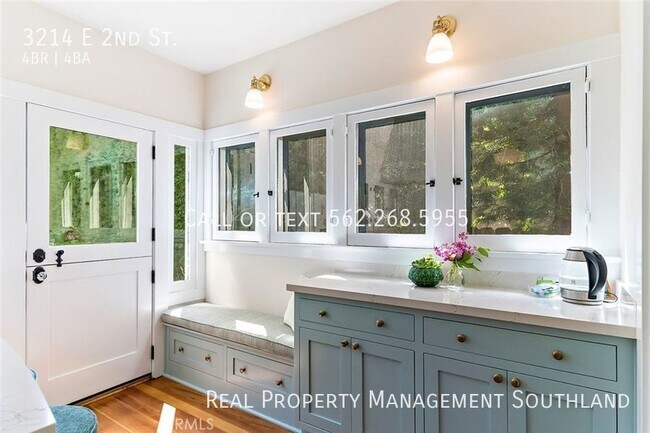 Building Photo - 4 BEDROOM 3 1/2 BATH ESTATE SITUATED IN PR...