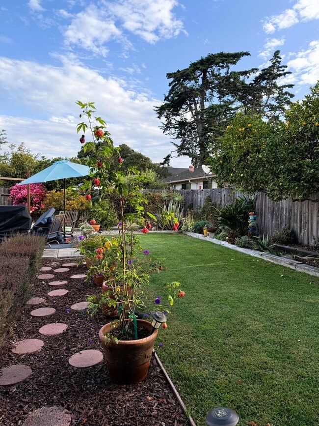 Building Photo - Delightful Home with Fenced Yard Great Cul...