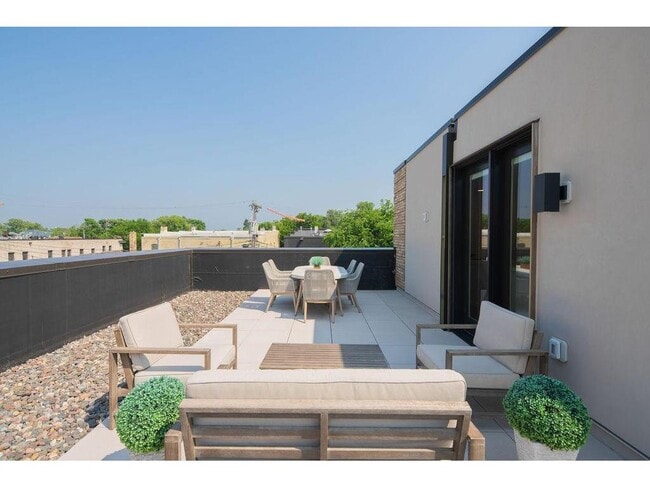 Building Photo - 9 West Dr