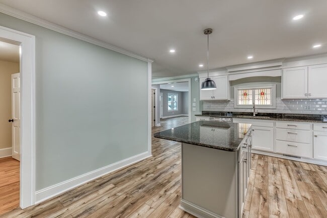 Building Photo - 5 Bedroom / 3.5 Bath Home Blountville, TN