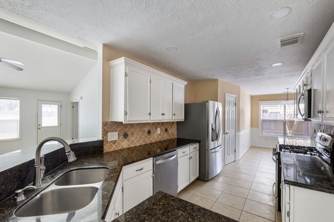 Building Photo - 4826 Meadowglen Dr