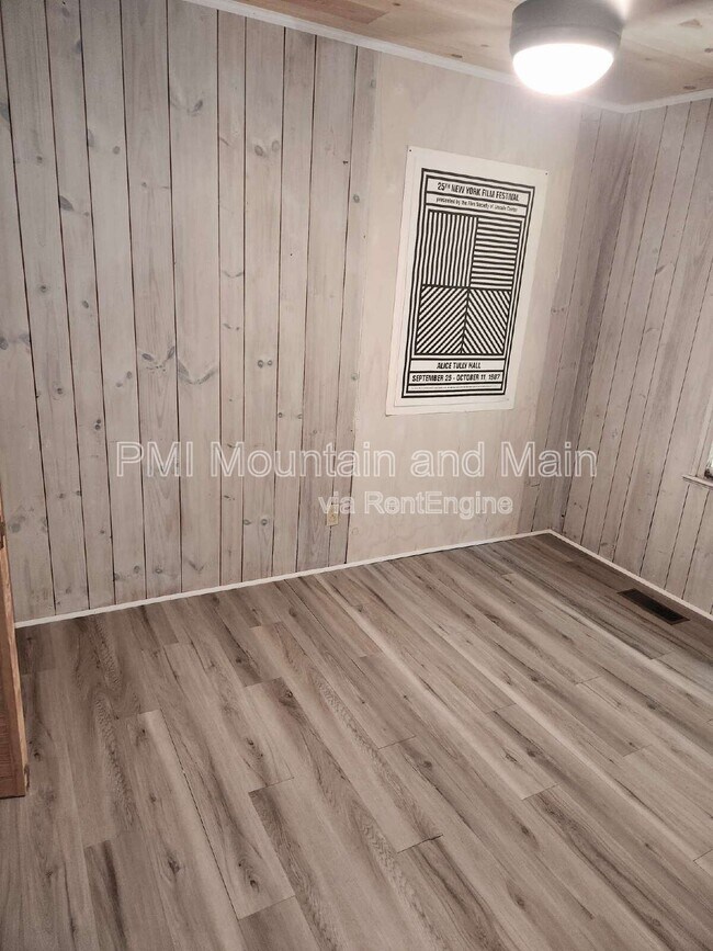 Building Photo - 488 Lake Hosea Dr