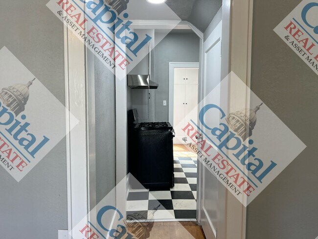 Building Photo - Cozy 2 Bedroom