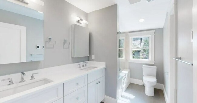 Building Photo - Charming 4 Bedroom-No Broker Fee