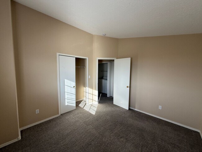 Building Photo - 4 Bedroom Home Available Near Unser Blvd NW & McMahon Blvd!