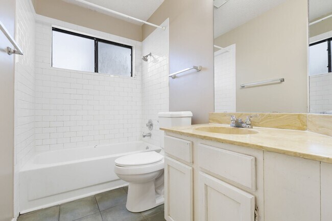 Building Photo - 3 Bedroom/2 Bath Applecreek Subdivision