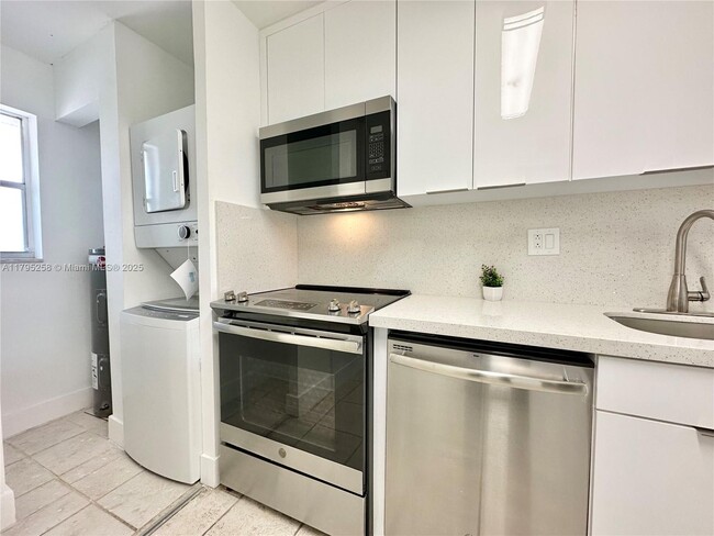 Building Photo - 8051 S Colony Cir