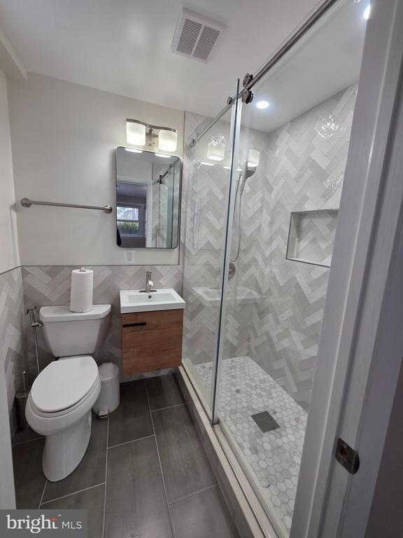 Building Photo - 8140 Drayton Ln