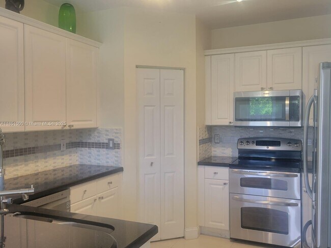 Building Photo - 6671 NW 107th Ct