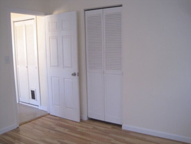 Building Photo - Cute cottage near Downtown Talent! | Available Now