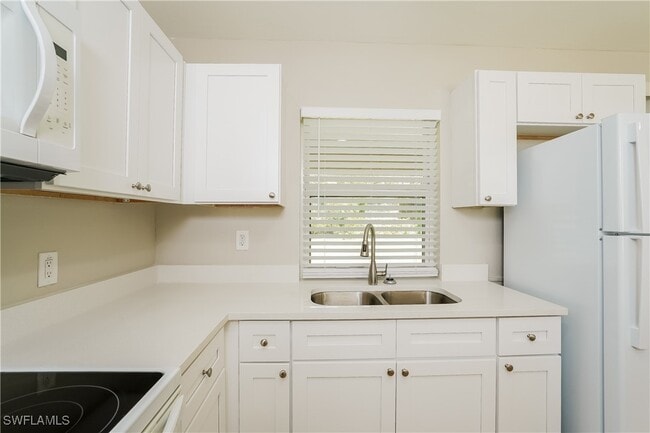Building Photo - 820 SW 11th Ct