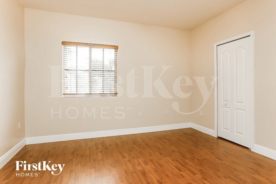 Building Photo - 2332 SW 126th Ave