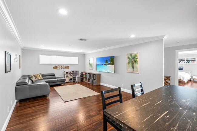 Building Photo - 2471 NE 46th St