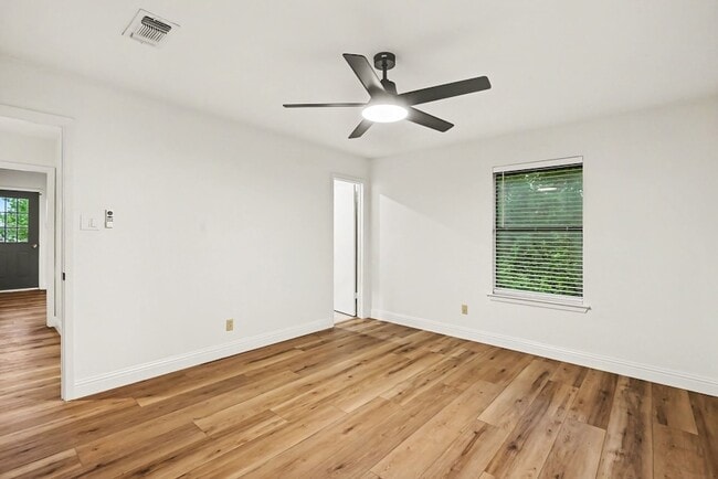Building Photo - 2101 Mistletoe Ave