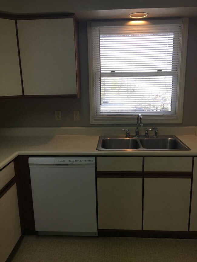 Building Photo - 107 Meadow Park Ln