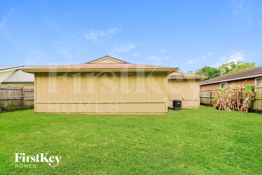Building Photo - 7742 Club Duclay Dr