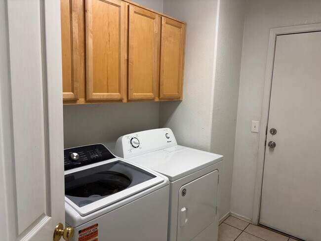 Building Photo - 847 E Desert Rose Trail