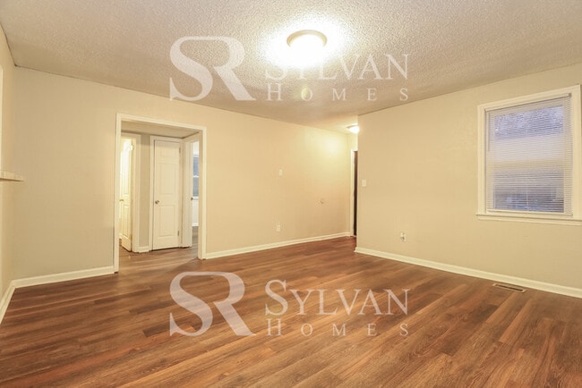 Building Photo - Where Charm Meets Comfort