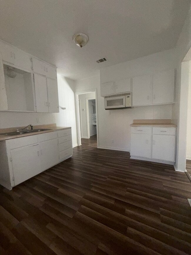 Building Photo - Cozy 3 Bedroom Family Home