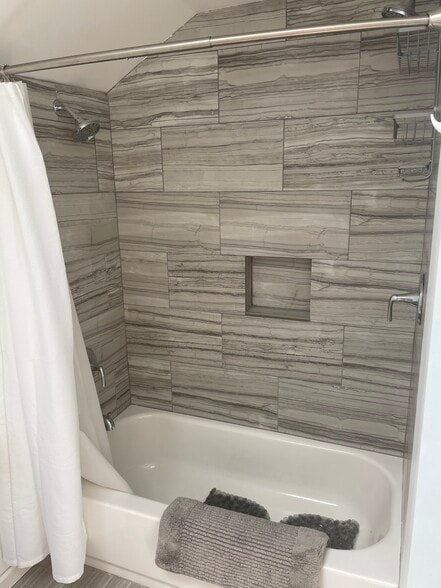 Shower and bath tub - 1715 Lincoln Ave