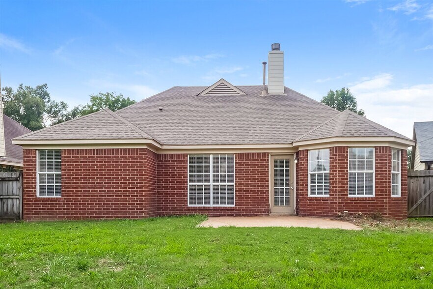 Building Photo - 3840 Clarion Dr
