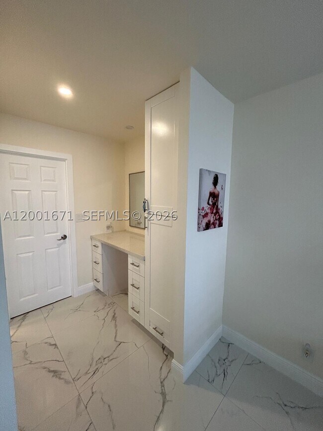 Building Photo - 2500 Parkview Dr