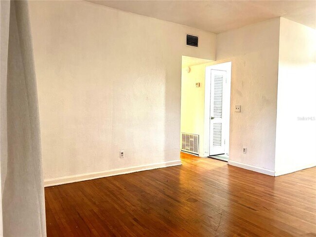 Building Photo - 112 Dahlia Dr