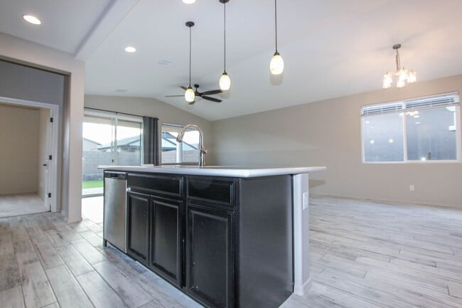 Building Photo - Four Bedroom Saddlewood Home