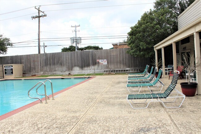 Building Photo - 1926 Augusta Dr