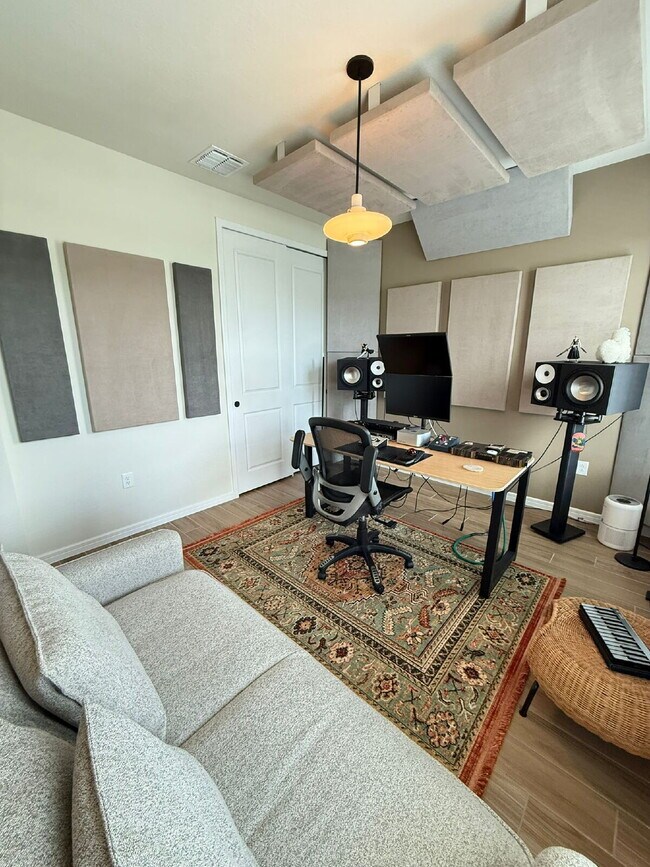 Building Photo - "Spacious 3-Bedroom Home in St. Cloud with...