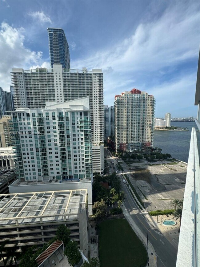 Building Photo - 1300 Brickell Bay Dr