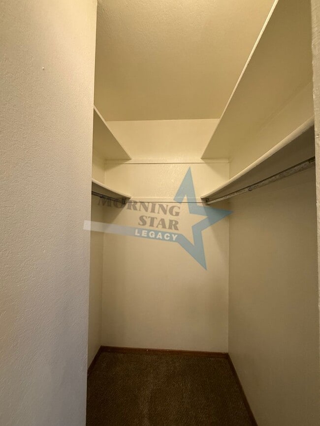 Building Photo - 2 bed townhouse w/garage and enclosed yard!