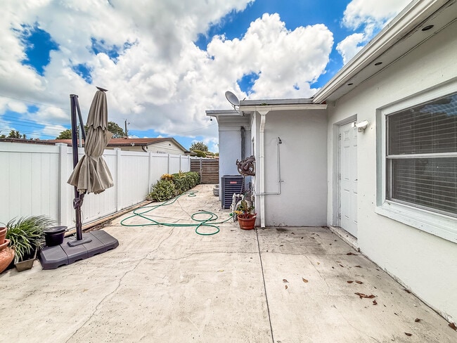 Building Photo - 1200 NW 76th Ave