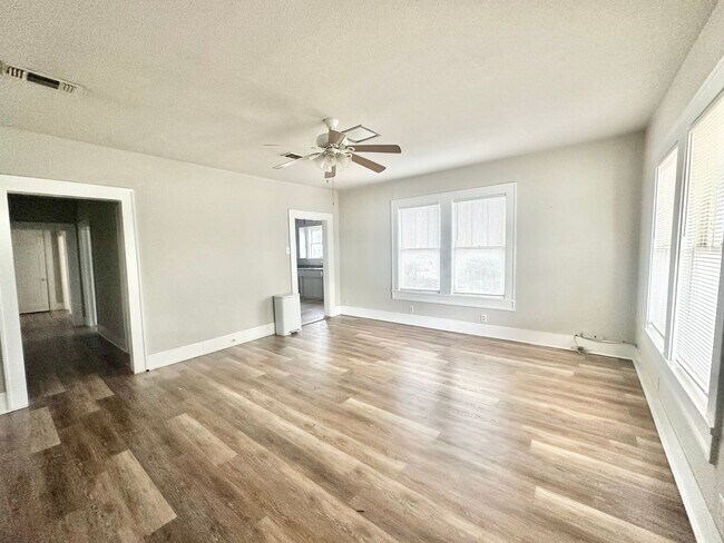 Building Photo - 2613 N Elm St