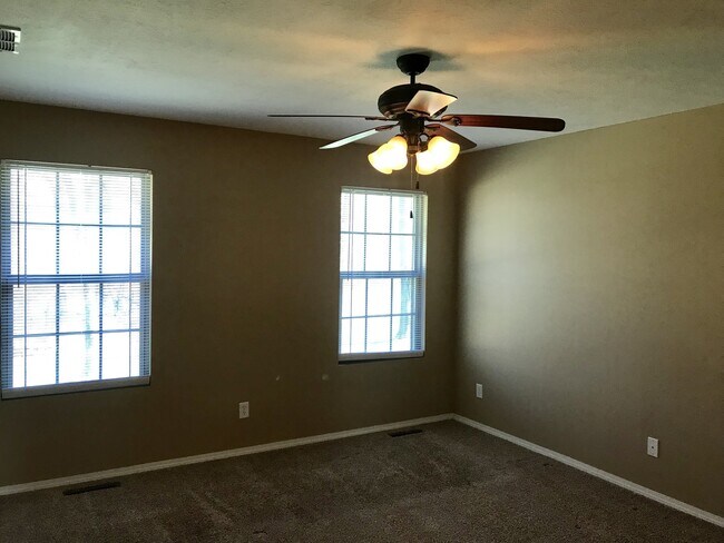 Building Photo - Beautiful home in West Springfield available Now