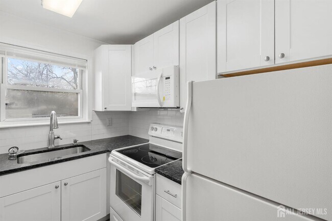 Building Photo - 289 Main St