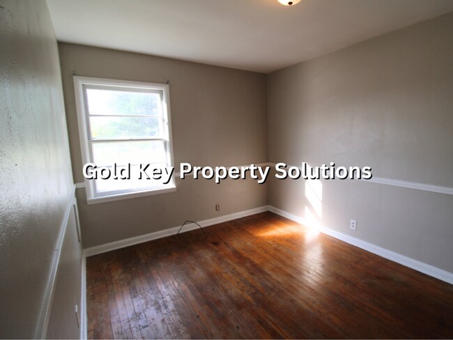 Building Photo - 3 BR 1 BA House with Garage Across from Pu...
