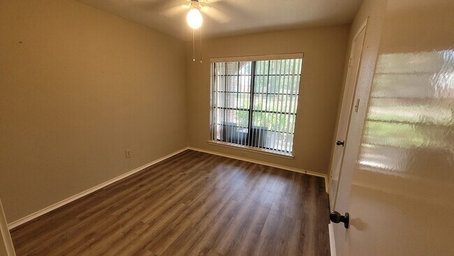 Building Photo - 2220 Castle Dr