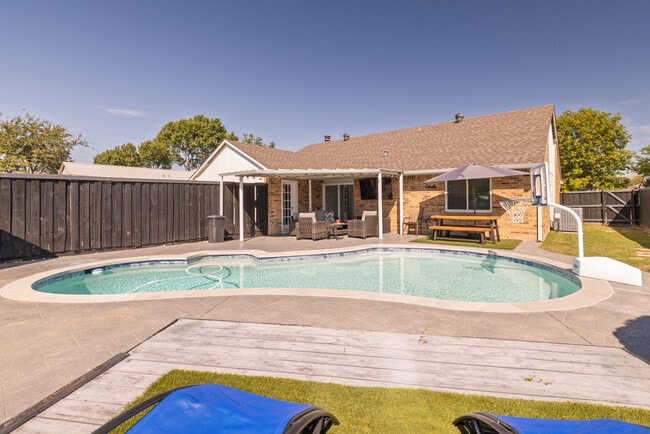 Building Photo - 864 Warwick Dr