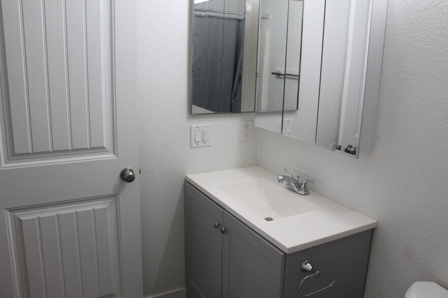 Building Photo - 2229 Rose Ave