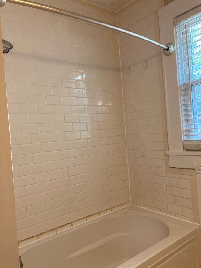 Building Photo - Spectacular Bungalow, Right Outside Uptown!
