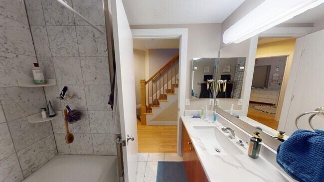 Building Photo - 72 Kent St