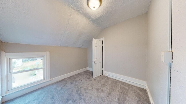 Building Photo - Huge 4 Bedroom Single Family House - almost 1500 SQ FT!