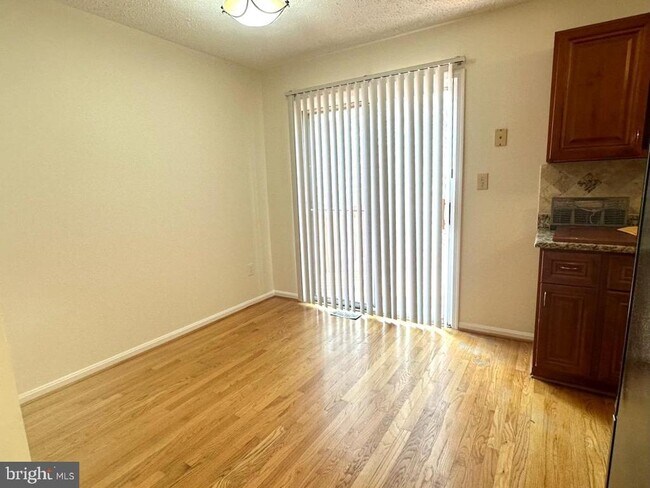 Building Photo - 898 Bayridge Dr