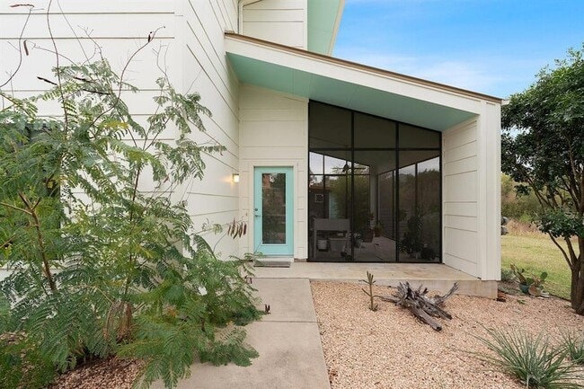 Building Photo - 5725 Toscana Ave