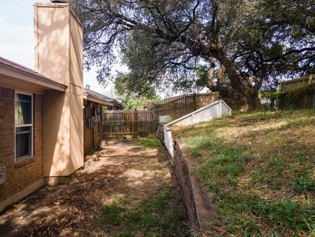 Building Photo - Cute & Cozy 3 Bdrm 2 Bath