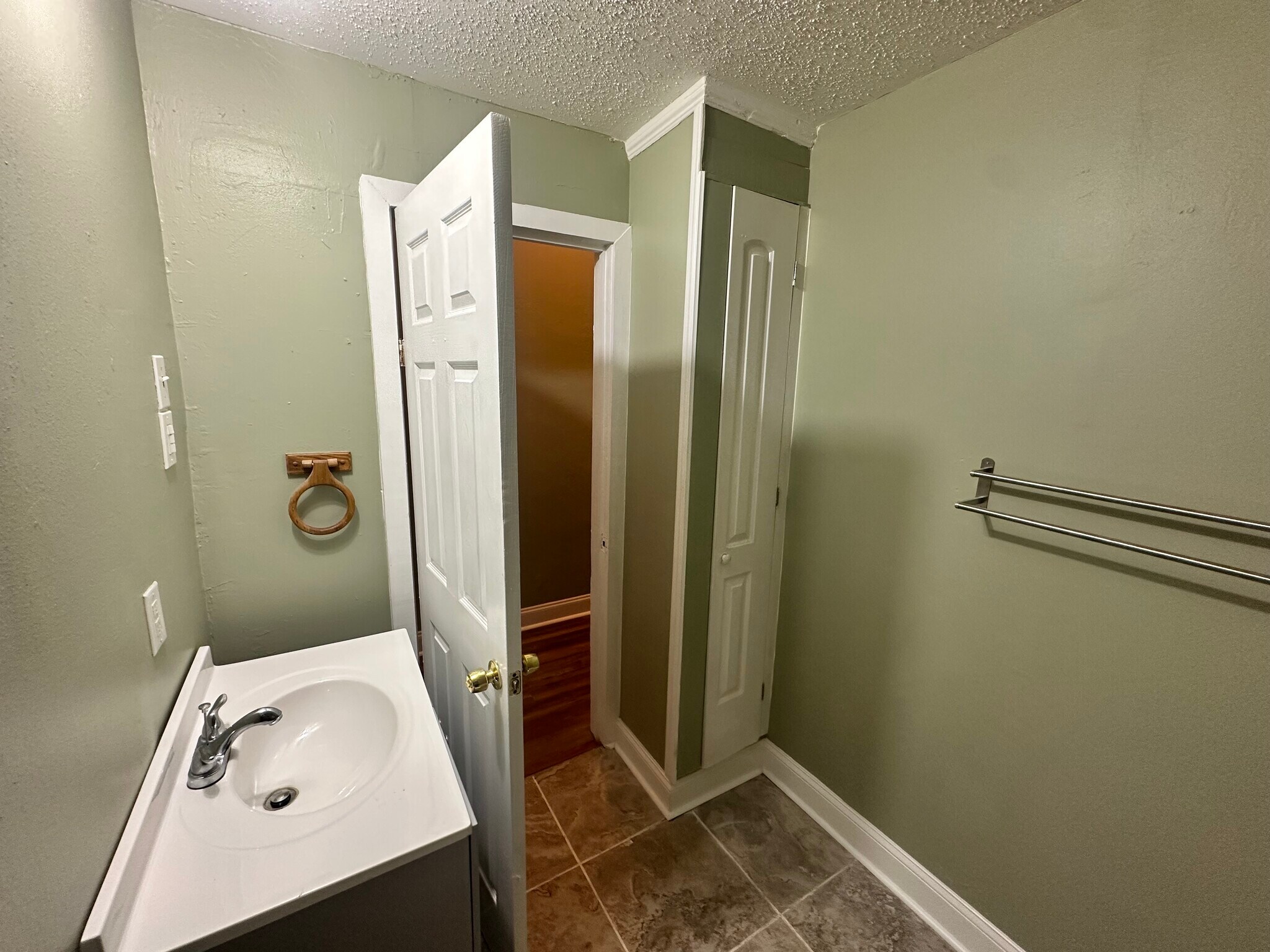 Full bath - 2330 Ursulines Ave