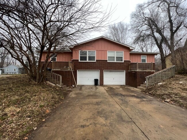 Building Photo - Great Duplex with 2+ bed/1 bath/1 Car gara...